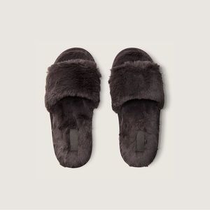 VICTORIA’S SECRET PINK Faux Fur Slippers